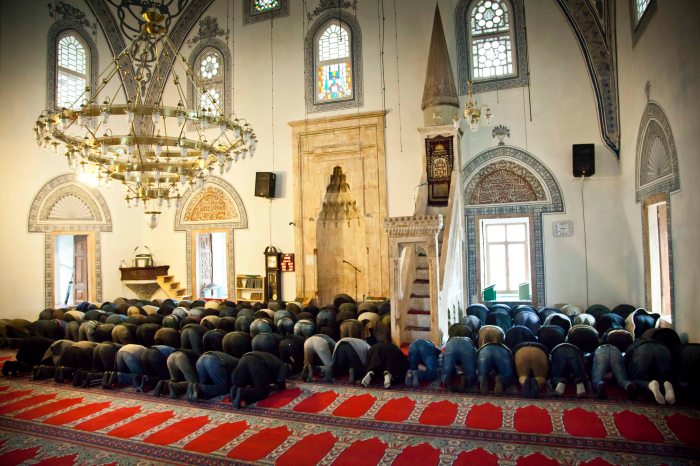 Rezo en la principal mezquita de Pristina